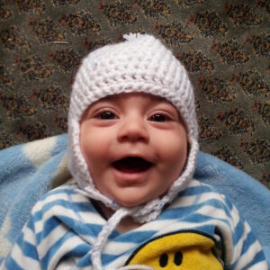 אפודה לילדים סרוגה בעבודת יד – קרושה מתנות לתינוק סוודר