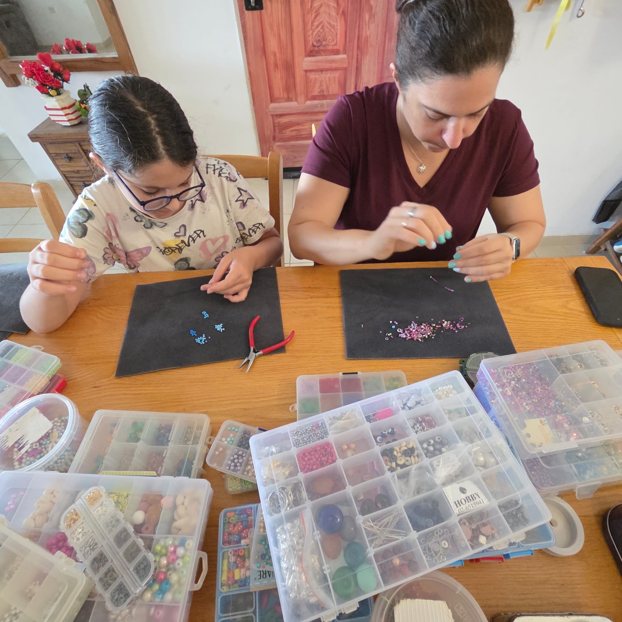 אמא ובת סדנת תכשיטנות