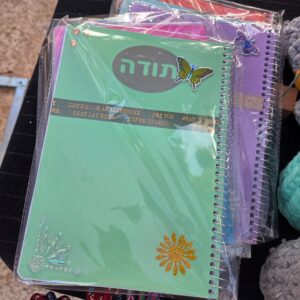 מחברת תודה מעוצבת בעבודת יד עם הדפס קריקט ומדבקות אישיות מוצרי נייר gift