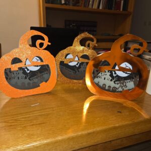 אפודה לילדים סרוגה בעבודת יד – קרושה מתנות לתינוק סוודר