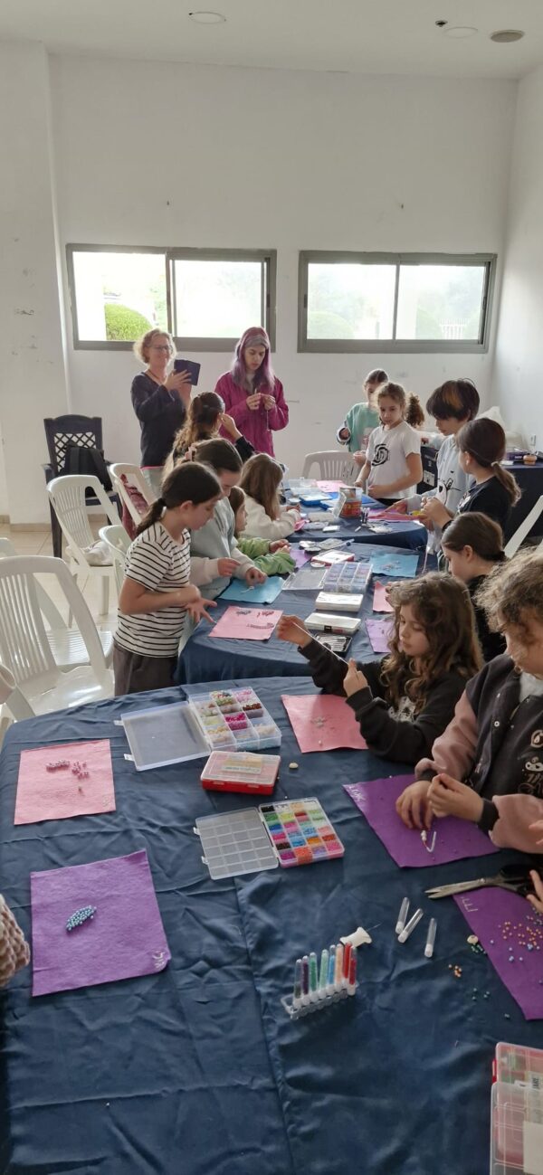 סדנת תכשיטים ליום הולדת | הפעלה צבעונית לילדים