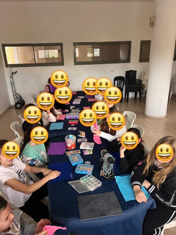 סדנת תכשיטים ליום הולדת | הפעלה צבעונית לילדים סדנאות סדנאות