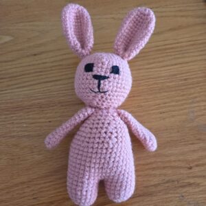 ארנב קטן סרוג ארנב קטן סרוג בובות סרוגות (אמיגורומי)