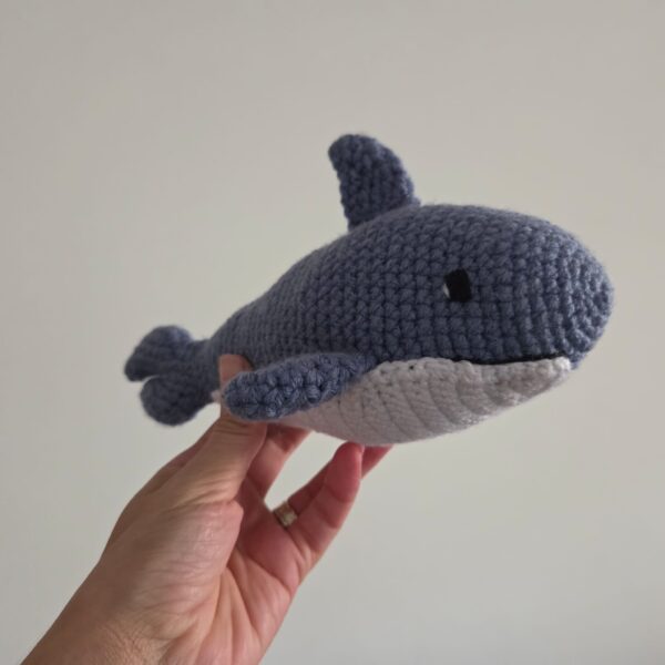 בובת כריש סרוגה בעבודת יד