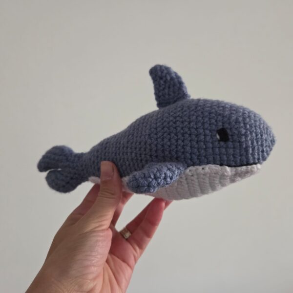 בובת כריש סרוגה בעבודת יד