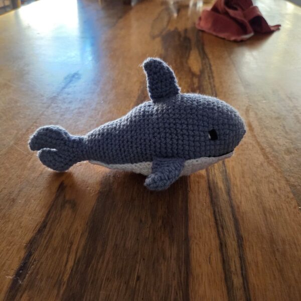 בובת כריש סרוגה בעבודת יד